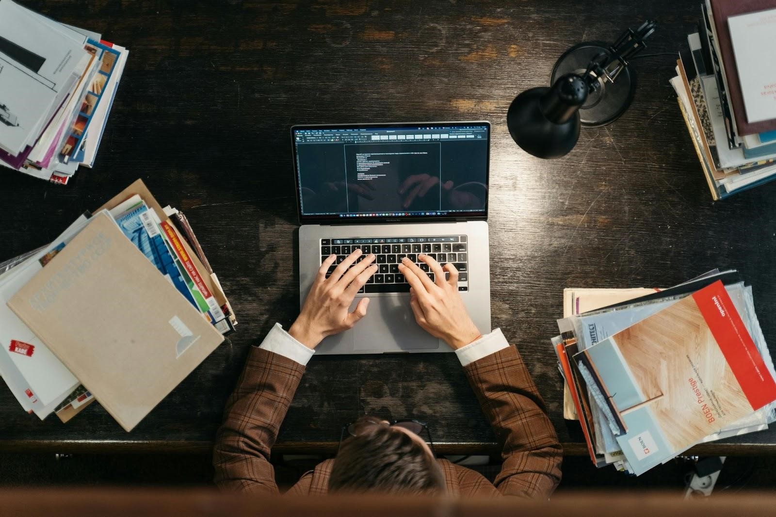 Die Anzeichen dafür, dass Ihr Computer bei der Arbeit überwacht werden ...